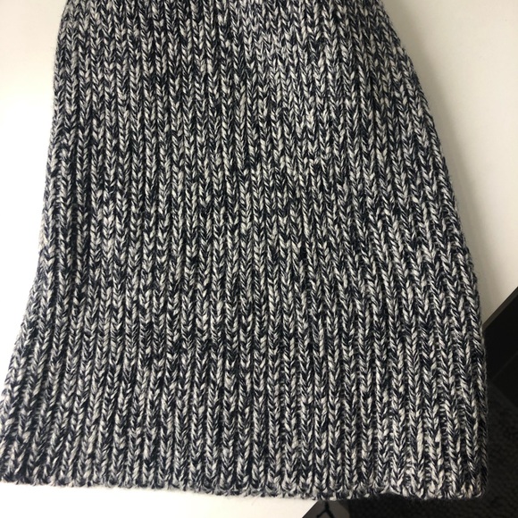 Uniqlo grey & black touque - Picture 2 of 3